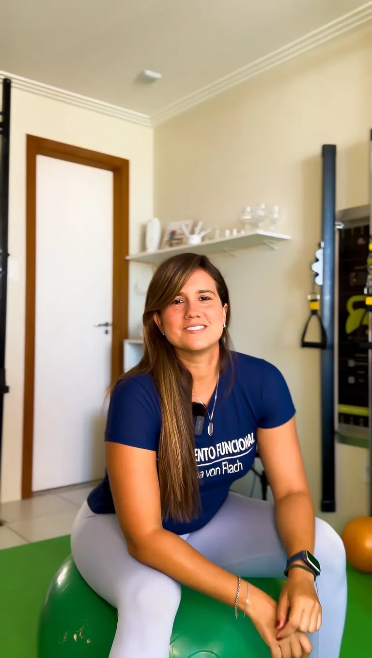 Marina von Flach sentada em uma bola de exercícios no Studio
