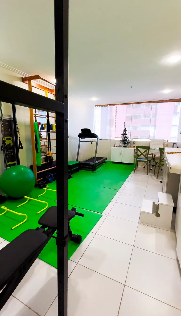 Ambiente do Studio Marina von Flach com equipamentos de treinamento